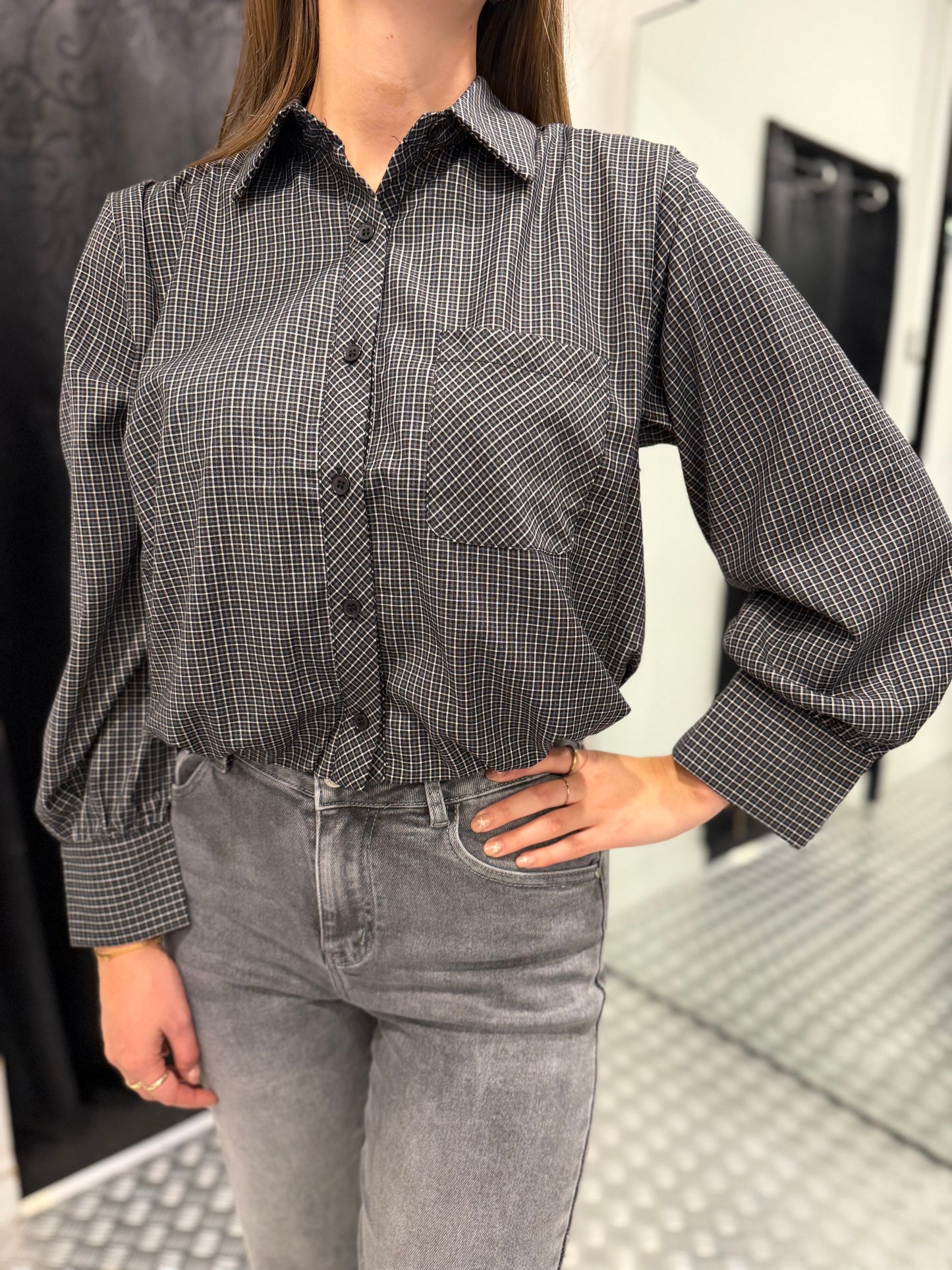 Cropped squared black blouse