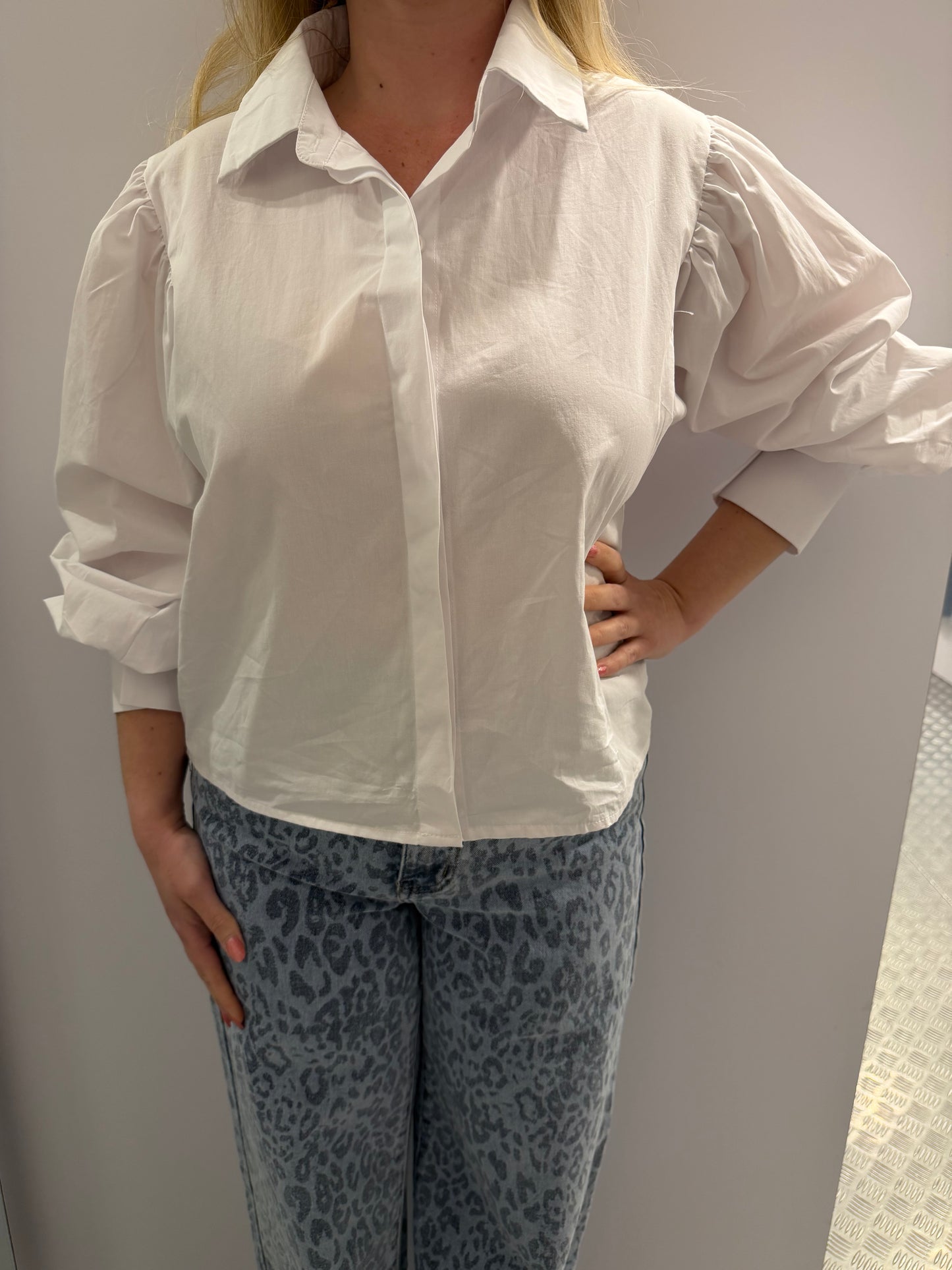 Cropped white classic blouse