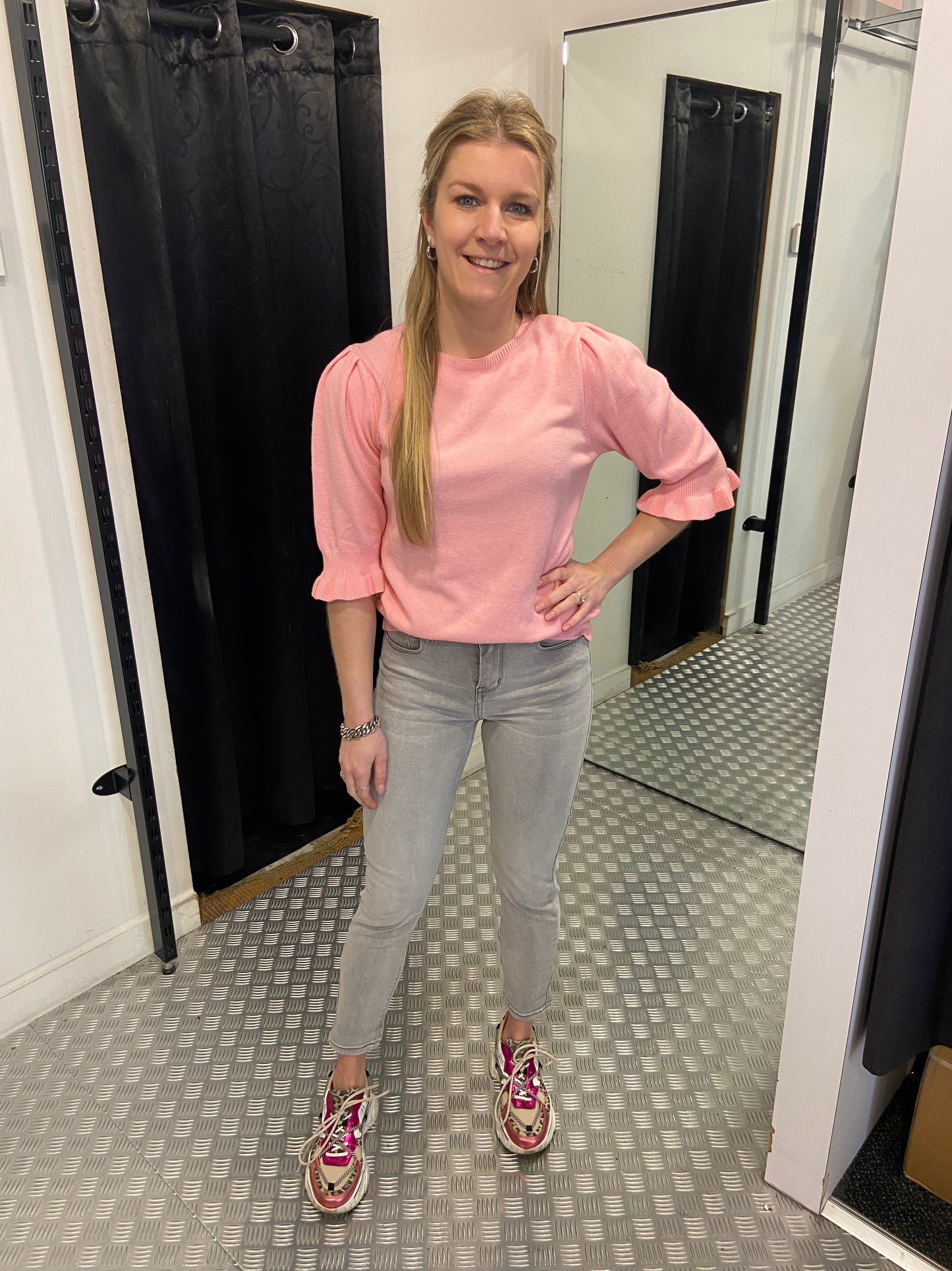 Zalmroze top met ruffle mouw