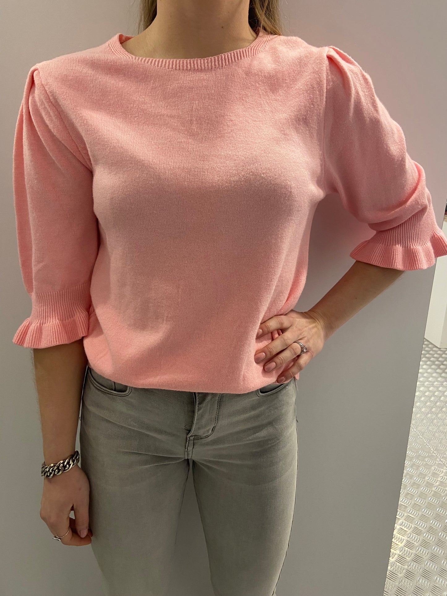 Zalmroze top met ruffle mouw