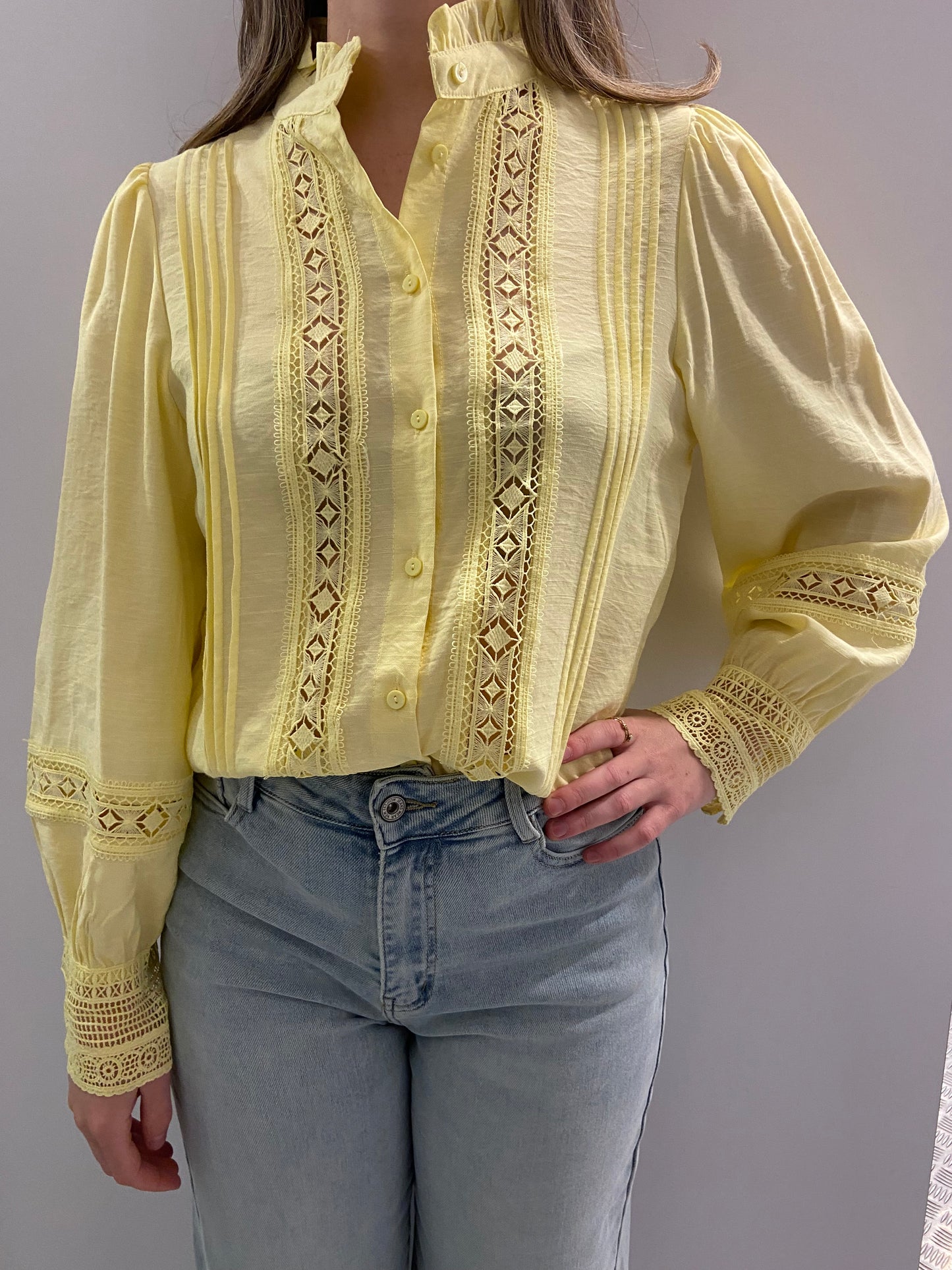 Gele blouse kant