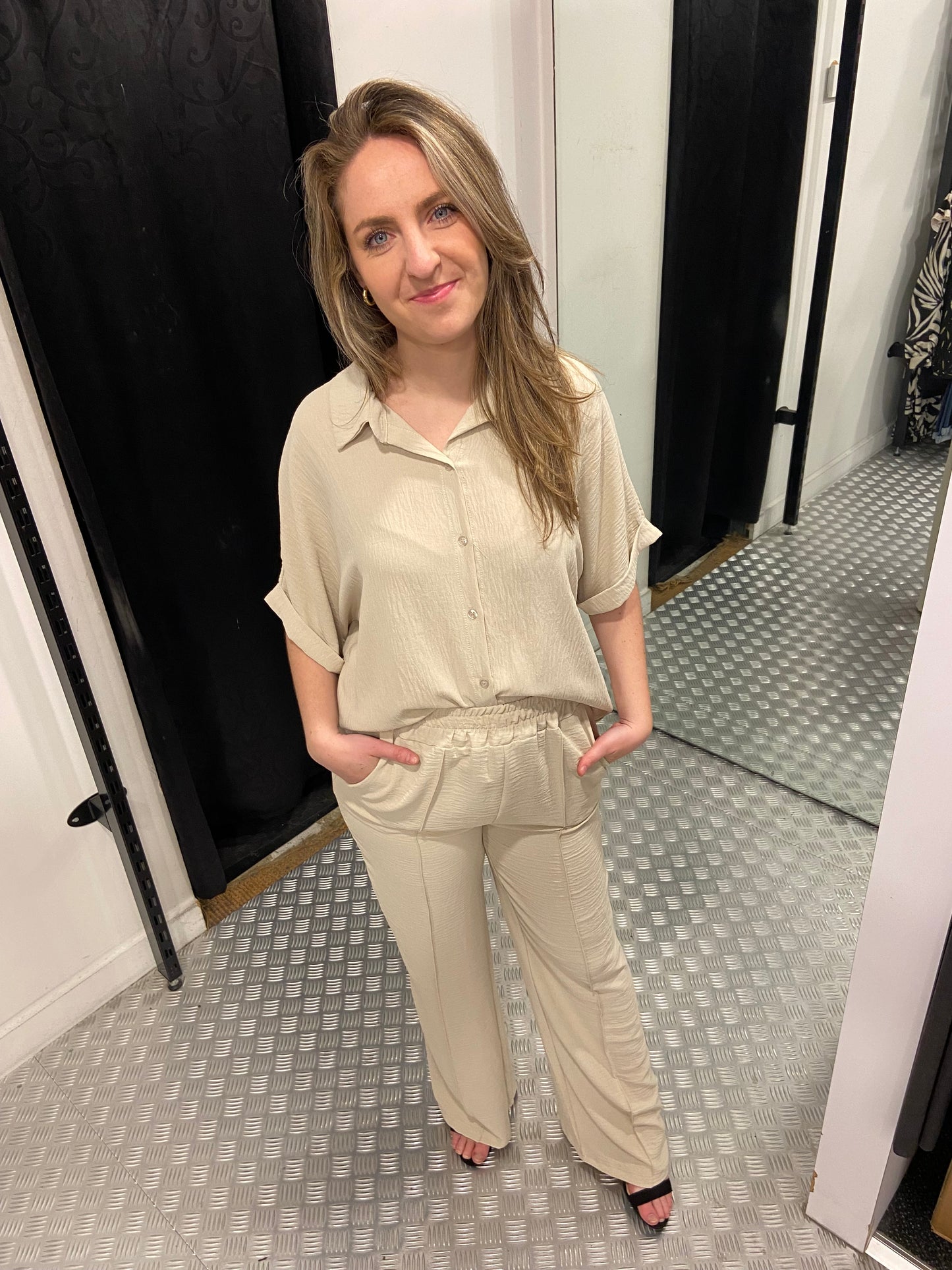 Beige losvallende broek