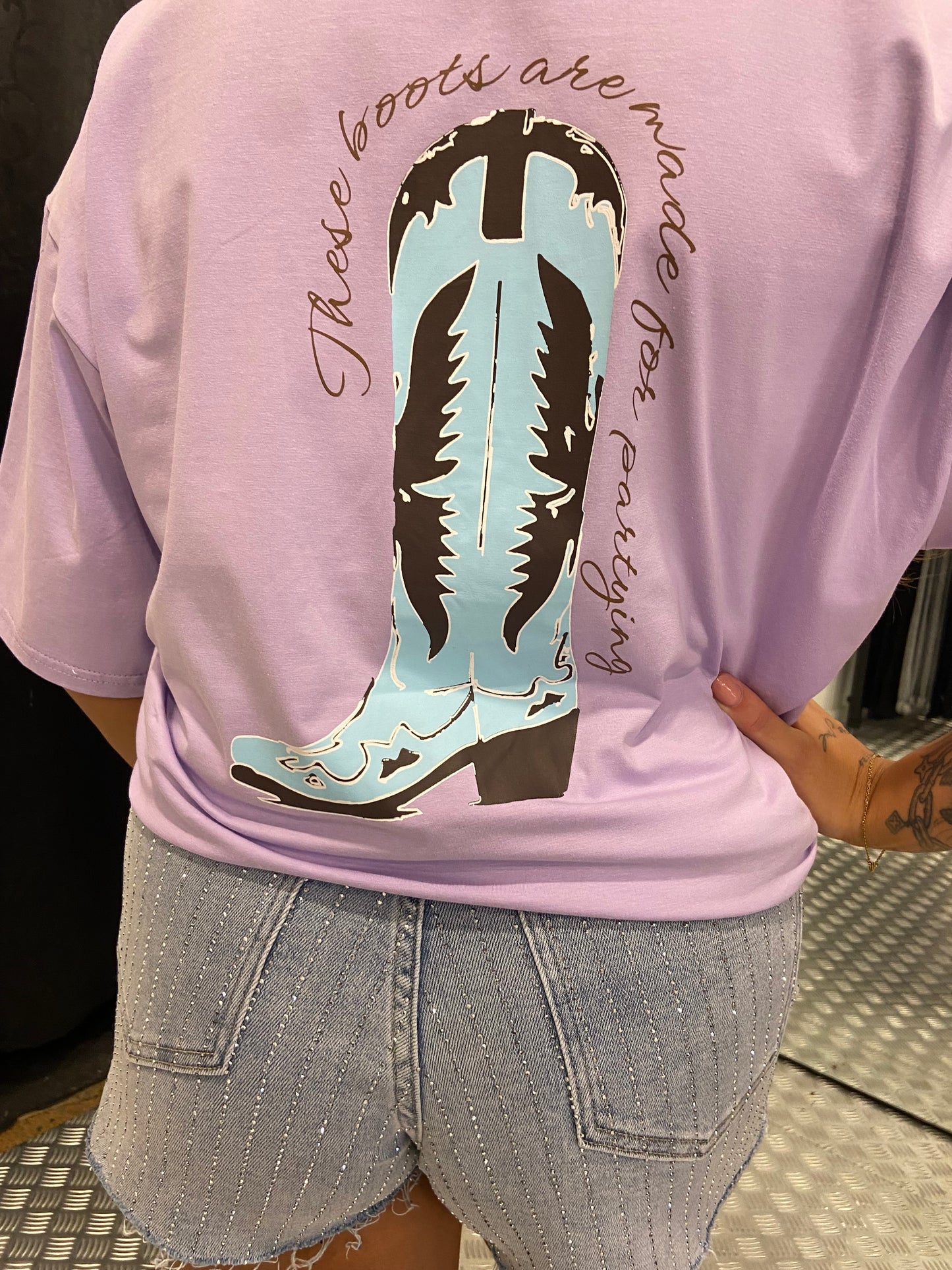 Boots lila shirt
