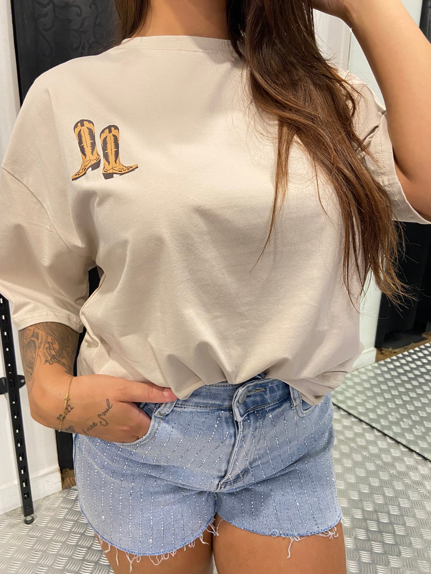 Boots beige shirt