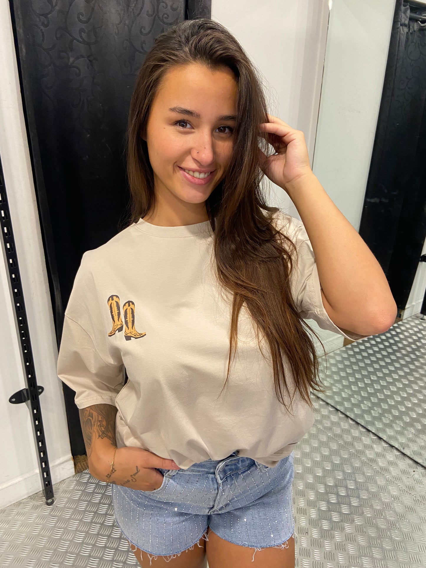 Boots beige shirt