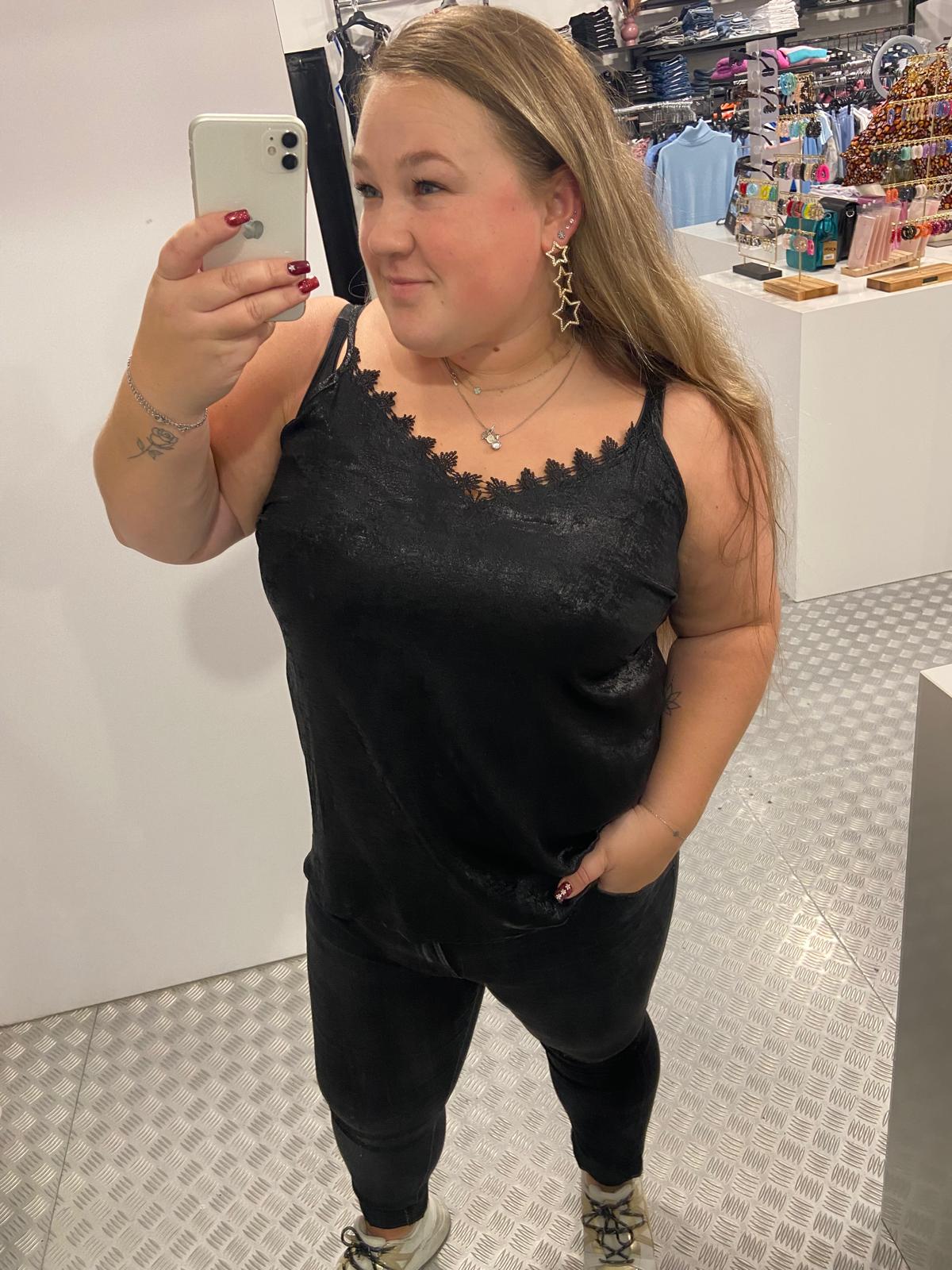Zwarte shiny top met kant