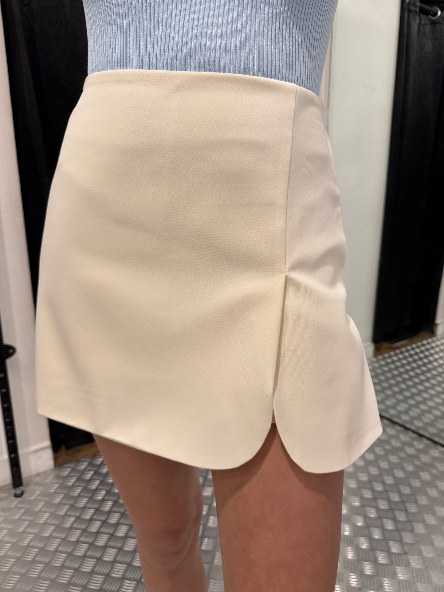 Creme skort unika