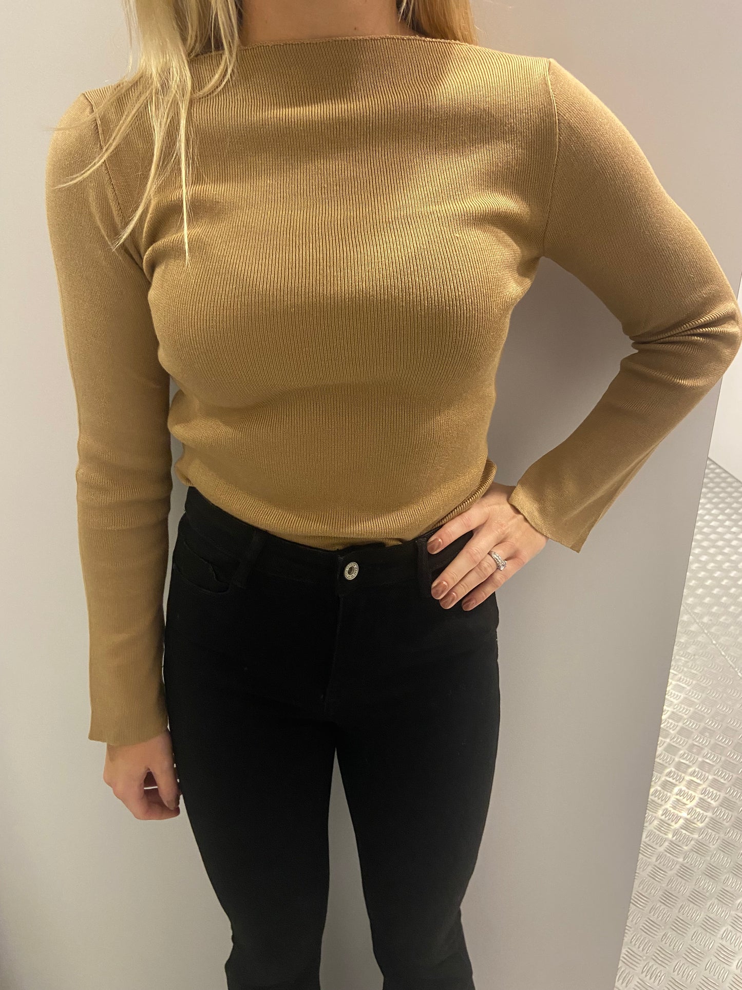 Camel top met flared mouw