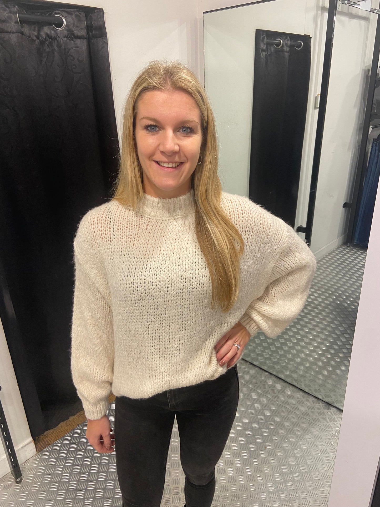 Creme knitted wear