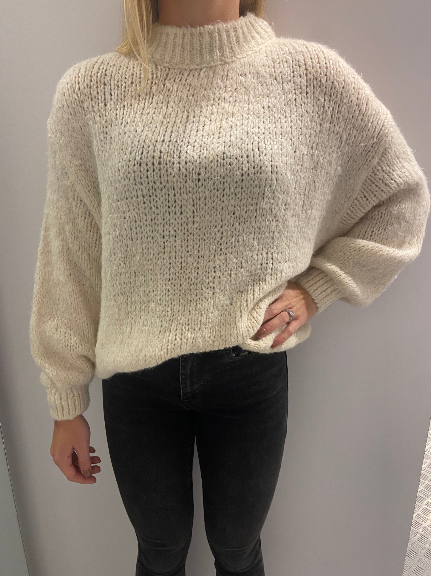 Creme knitted wear