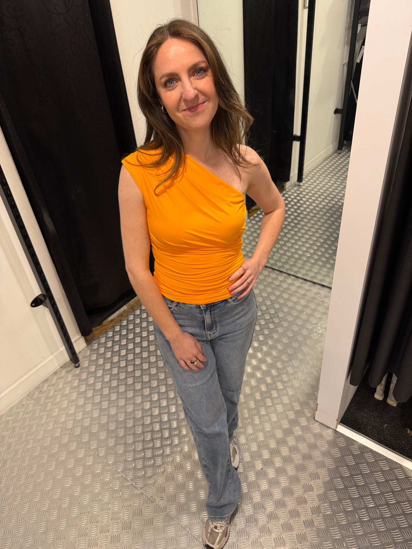 Oranje oneshoulder top