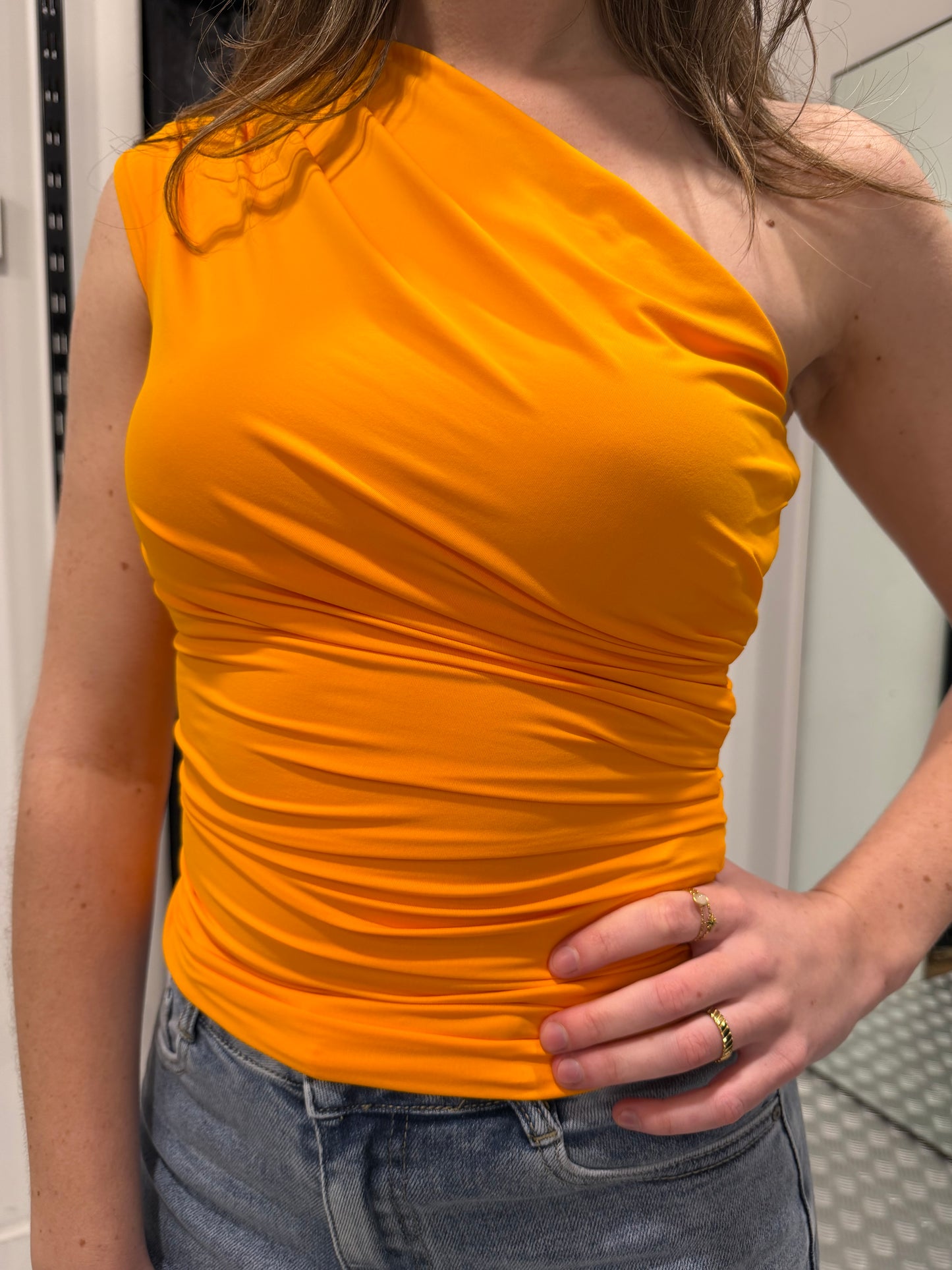 Oranje oneshoulder top