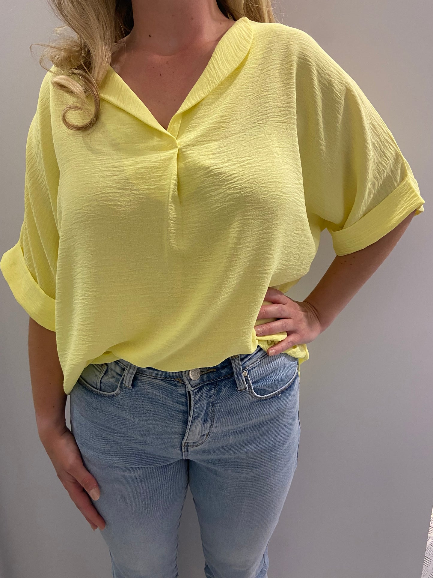 Vhals blouse geel
