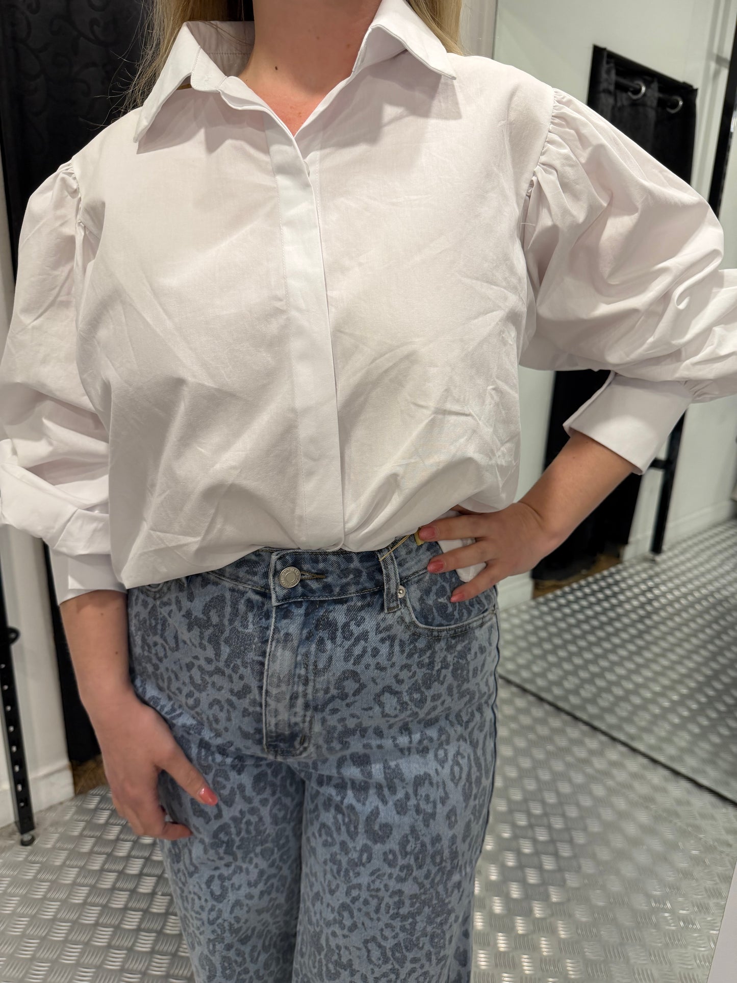 Cropped white classic blouse