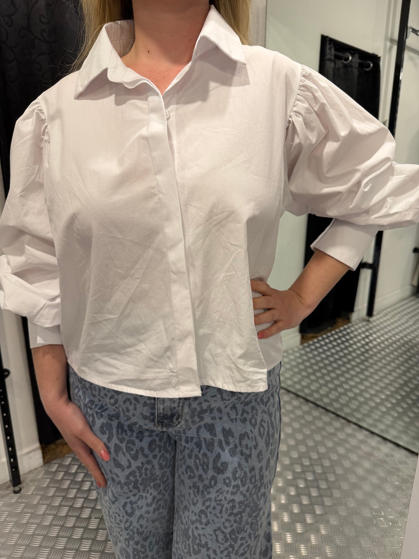 Cropped white classic blouse