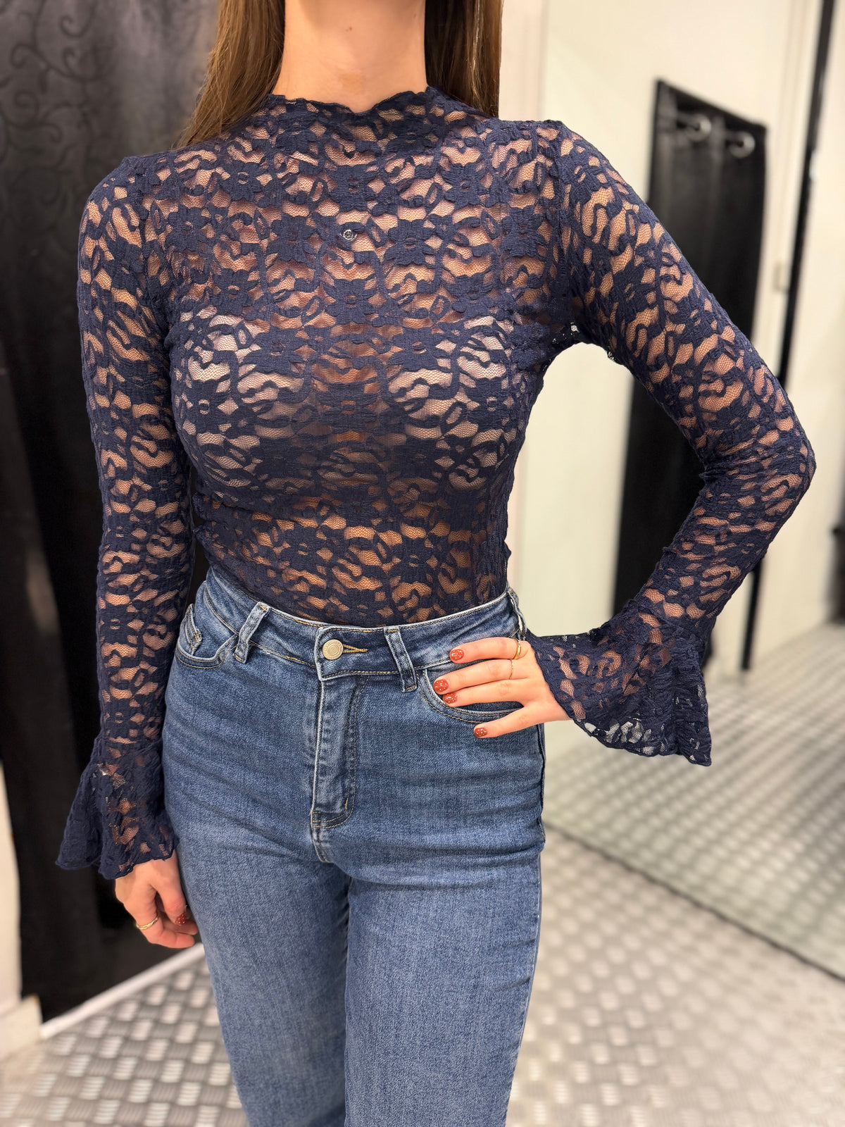 marineblauwe kanten top met flared mouw