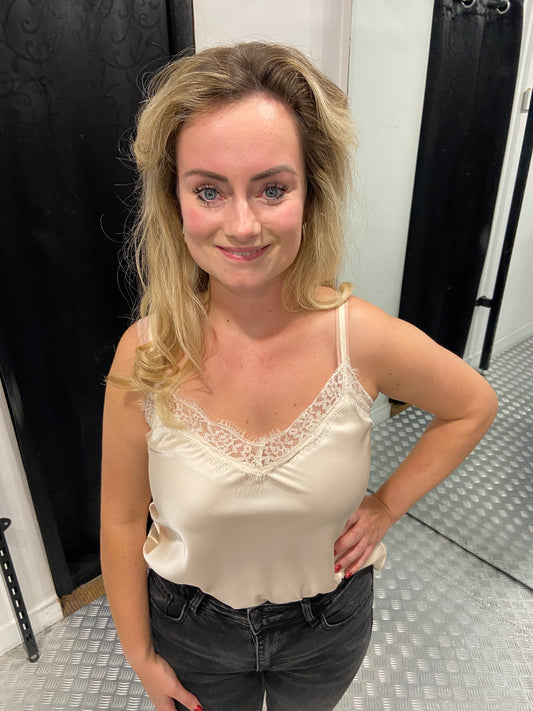 Beige top met kant