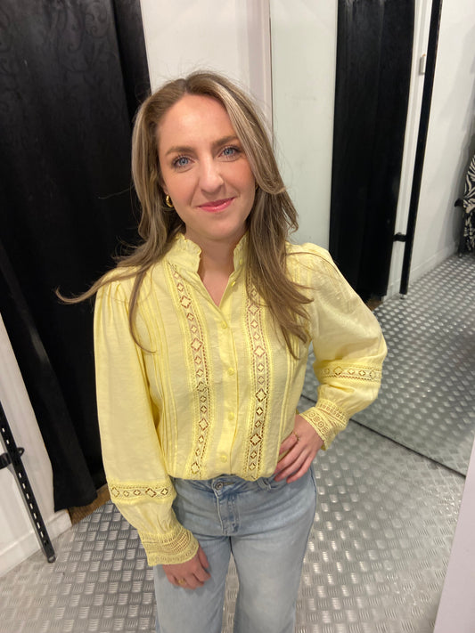 Gele blouse kant