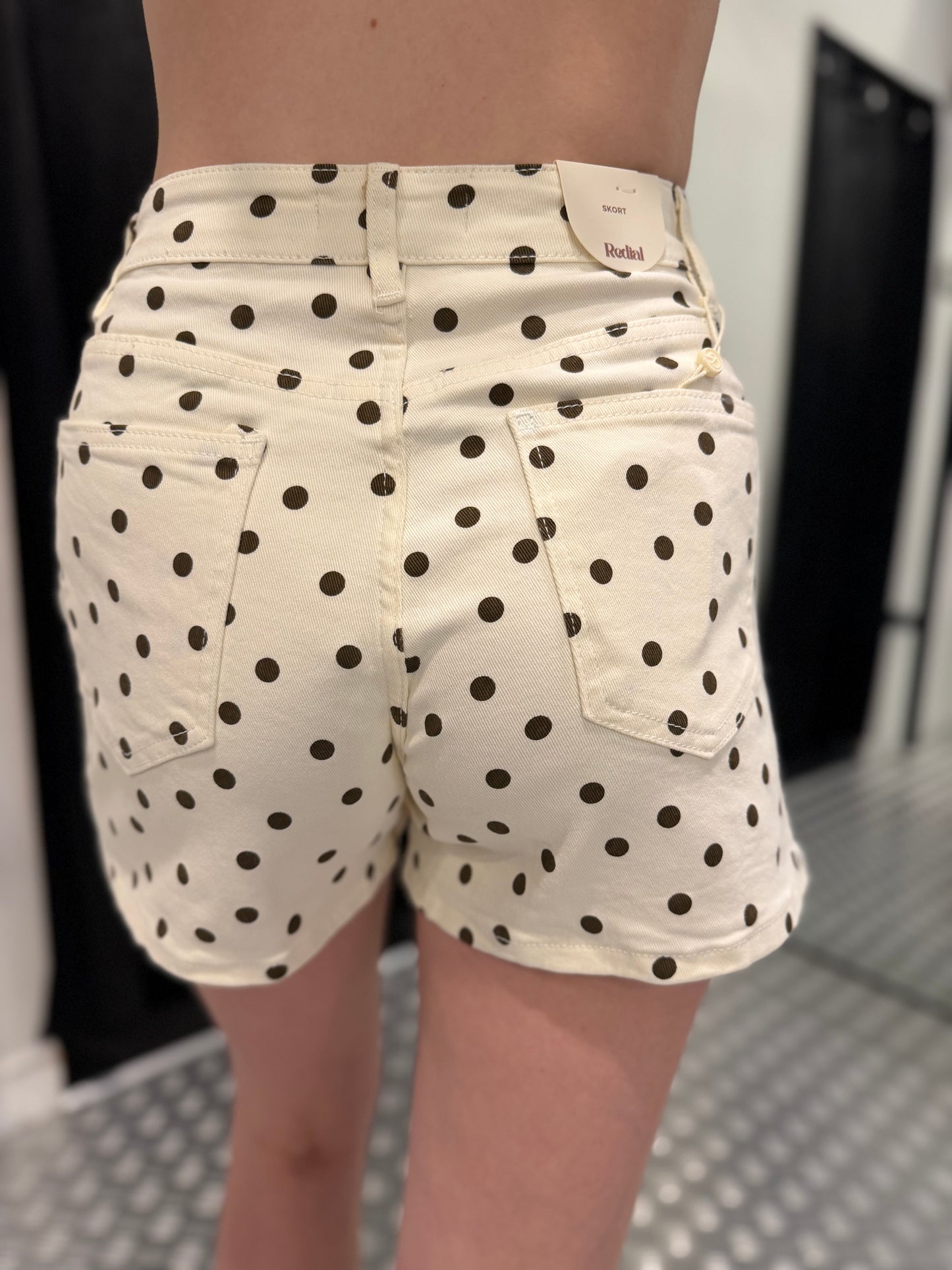 Creme dot skort redial